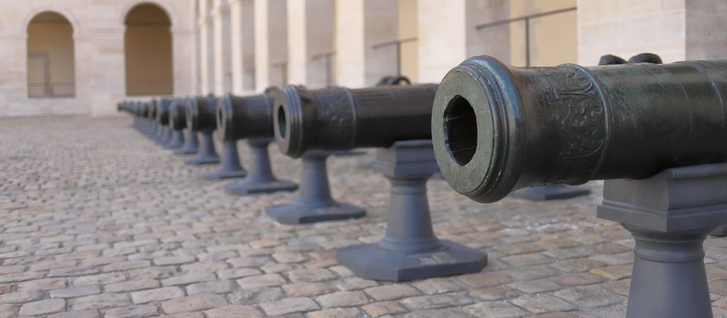 巴黎荣军院荣誉广场上的火炮