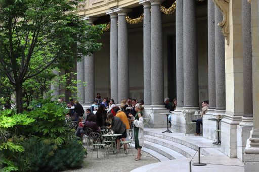 Le café du jardin intérieur